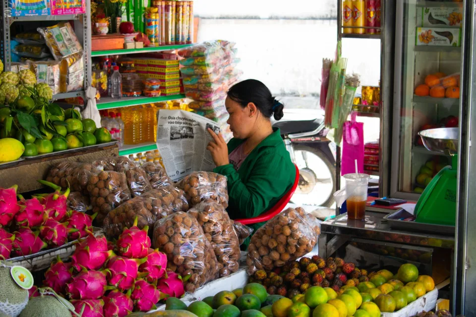 Trái cây tươi trên kệ